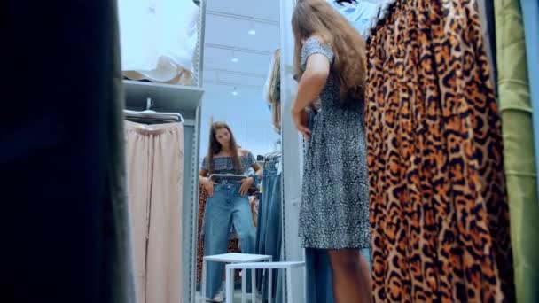 Nakupování Prodejní Sezóna Oblečení Před Velkým Zrcadlem Obchodě Oblečením Mladá — Stock video