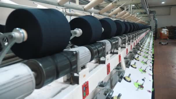螺纹生产 纱线的制作过程 纺纱生产 纺织厂设备 纺织厂工厂机械是用棉线或毛线把卷筒或筒子绕回原处 — 图库视频影像