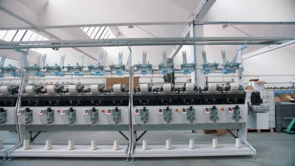 纺织厂纱线的制作过程 螺纹生产 纺纱生产 纺织厂设备 工厂机械是用棉线或毛线把卷筒或筒子绕回原处 — 图库视频影像