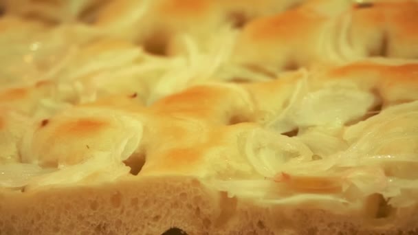 ピザか ストリートフード クローズアップ チーズとオリーブのスライスイースト生地ピザ — ストック動画