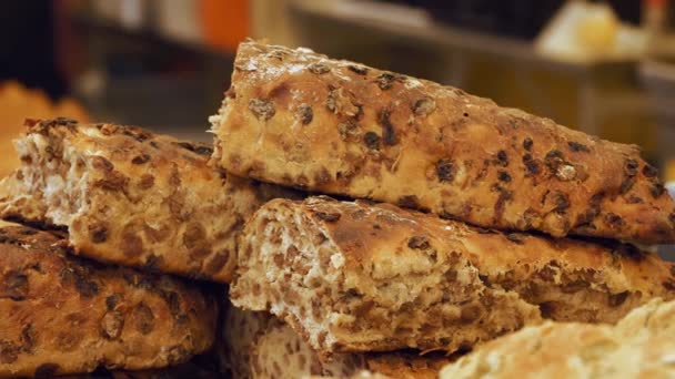 Bakkerijproducten Straatvoedsel Close Vers Gebakken Brood Broodjes Bakkerij Bladerdeeg Croissants — Stockvideo