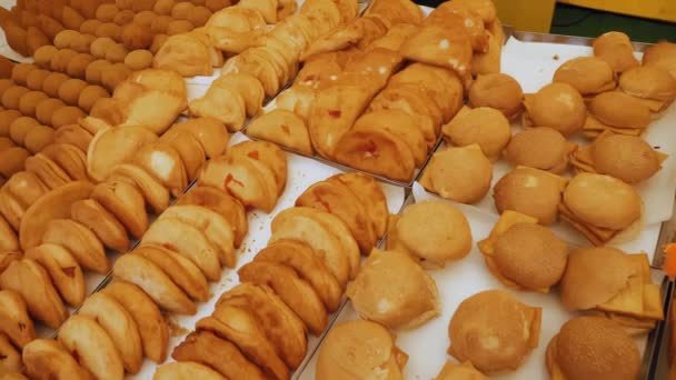 烘焙产品 街头食物 新鲜烤面包 面包店 泡芙糕点 不同填充物的羊角面包 食品节 户外烹调 甜糕点 新鲜Ciabatta — 图库视频影像