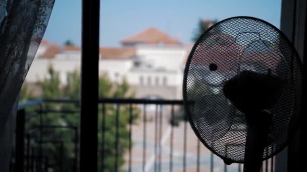 空气风扇刮风 左右转动 电风扇正在使房间冷却 夏天的一天 电热地板风扇在公寓里工作 — 图库视频影像