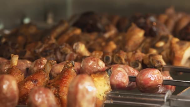Carne Grelhada Salsichas Shashlik Close Carne Frita Espetos Comida Rua — Vídeo de Stock