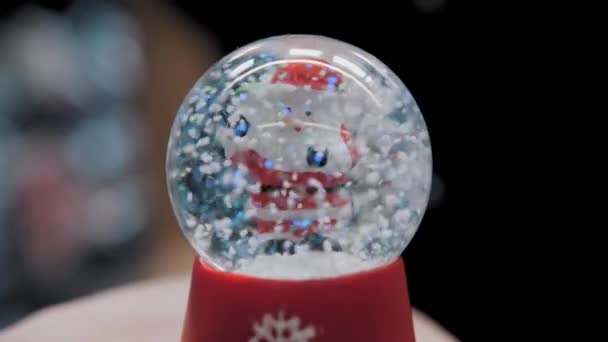 Świąteczna Piłka Świąteczne Dekoracje Zbliżenie Szklana Kula Świąteczna Błyszczącymi Figurkami — Wideo stockowe