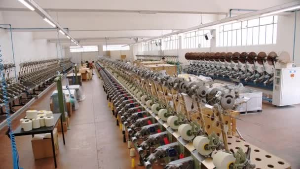 纺织厂纺纱生产 螺纹生产 纱线的制作过程 纺织厂设备 工厂机械是用棉线或毛线把卷筒或筒子绕回原处 — 图库视频影像