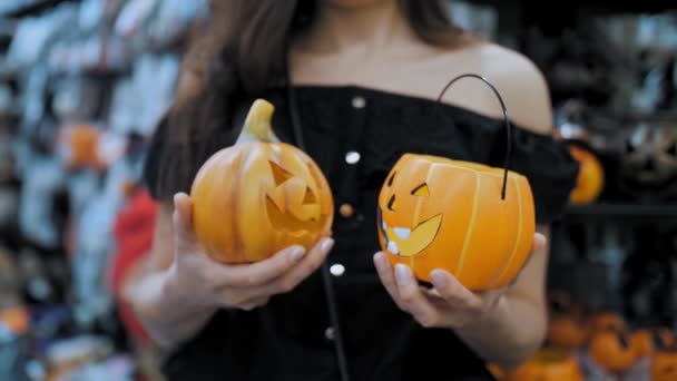 Halloween Zbliżenie Dziewczyna Trzyma Rękach Ceramiczne Lampy Świece Postaci Dyń — Wideo stockowe