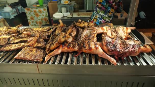 Mięso Uliczne Jedzenie Zbliżenie Grillowane Mięso Świeżo Przygotowana Tusza Młodej — Wideo stockowe