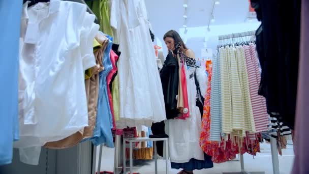 Zakupy Sezon Wyprzedaży Sklepie Odzieżowym Młoda Kobieta Wybiera Stroje Które — Wideo stockowe