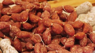 Ev yapımı sosisler. Et. Sokak yemeği. Yakın plan. Salam ve cervelat sosis, pastırma ve diğer et ürünleri. İştah açıcı ve lezzetli. Ev yapımı tütsülenmiş et. Adil. yemek festivali