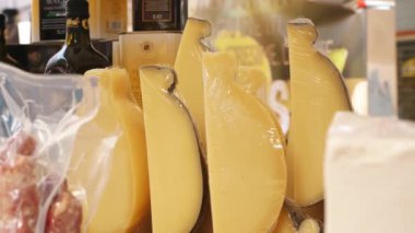 Peynir satışı. farklı tipte ev yapımı sert peynirler. Sokak yemeği. Yemek festivali. Peynir ürünlerinin perakende satışı. Keçi peyniri, sert organik peynir, parmesan peyniri. Sokak pazarı. Aşçılık sergisi ya da