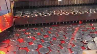 Eğlence kartlarındaki bozuk paraların bir bozuk para makinesindeki iki penilik görüntüsünü kapat. Para - bir kuruşluk madeni paralar eğlence atari oyununa düşer. - Evet. Yüksek kalite 4k görüntü