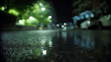 Yağmur. Gece yağmur yağacak. Hafif yağmur. Yağmura yakın çekim. Su birikintisi Su birikintisi. Sualtı yolu. Şehir kaldırımında ışık yansıyan su birikintisi. İyi geceler. Geceleri şehir. Sokak lambası. 
