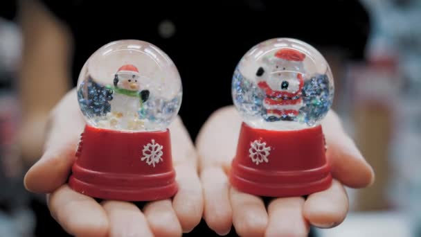 クリスマスボール クリスマスの装飾 クローズアップ ガラスクリスマスボール スパークルとフィギュアが内側にあります クリスマスツリーアクセサリー — ストック動画