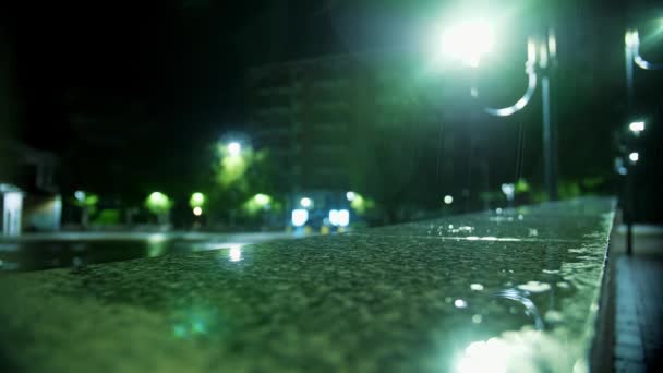 Regen Regen Nacht Lichte Regenval Close Van Regenval Een Plas — Stockvideo
