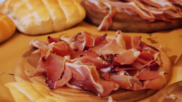 Salsichas Caseiras Carne Close Jamon Fatiado Salame Bacon Outras Variedades — Vídeo de Stock