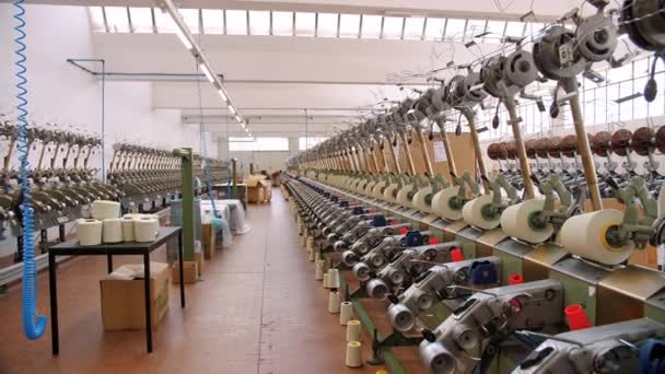 Fadenproduktion Textilfabrik Spinnerei Verfahren Zur Garnherstellung Textilfabrikausrüstung Fabrikmaschinen Wickeln Rollen — Stockvideo