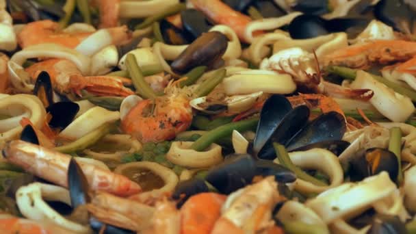 해산물 클로즈업 전통적인 스페인 새우와 오징어와 Paella — 비디오