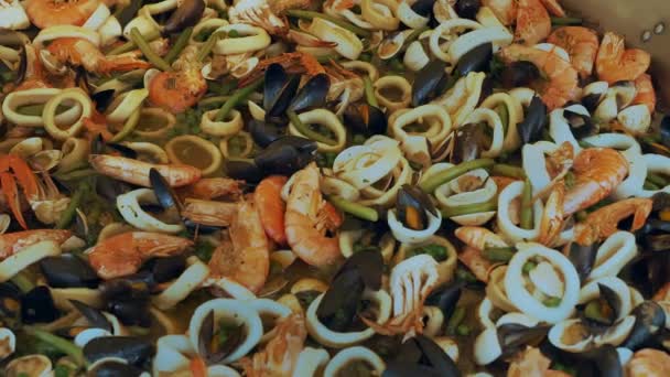 Морепродукты Крупным Планом Традиционная Испанская Кухня Паэлья Мидиями Королевскими Креветками — стоковое видео