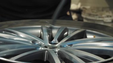Tekerleğin kenarını temizle. Araba tekerleği. Lastik servisi. Yakın çekim. Yüksek kalite 4k görüntü