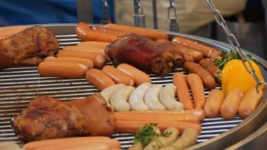 Et. Sokak yemeği. Yakın plan. Ev yapımı sosisler ve diğer et ürünleri. İştah açıcı ve lezzetli. Ev yapımı tütsülenmiş et. Adil. Yemek festivali. Sokak pazarı. Aşçılık sergisi ya da