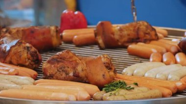 Et. Sokak yemeği. Yakın plan. Ev yapımı sosisler ve diğer et ürünleri. İştah açıcı ve lezzetli. Ev yapımı tütsülenmiş et. Adil. Yemek festivali. Sokak pazarı. Aşçılık sergisi ya da