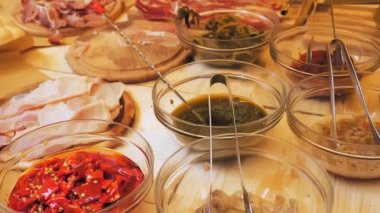 Pirzola. Soslar. Jamon ve pastırma. Yakın plan. Soslu ve baharatlı lezzetli etli sandviçler yapmak için malzemeler. Sokak yemeği. yemek yapmak