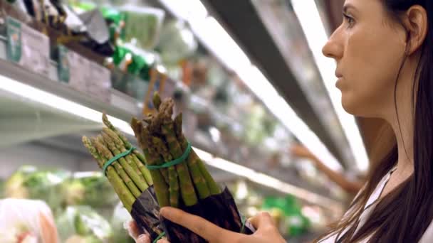 Asparagus Officinalis Packaged Asparagus Shelves Supermarket Woman Chooses Asparagus Buy — Αρχείο Βίντεο