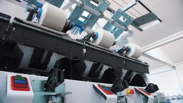 織物工場ユニットのスピニングスプール テキスタイル工場設備 テキスタイル工場 スピニング生産 プロセスを作ることを学ぶ スレッド生産 工場機械はリールまたはボビンを巻き戻しています — ストック動画