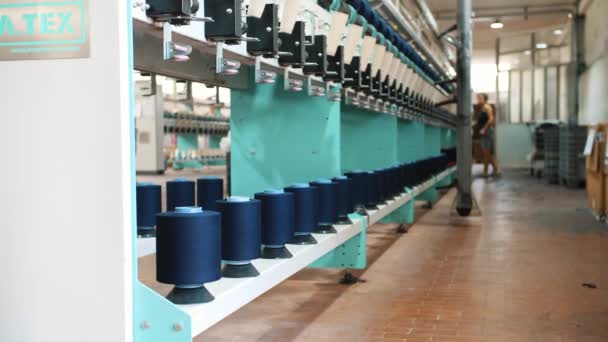 Proces Wytwarzania Przędzy Produkcja Nici Wyposażenie Fabryki Tekstyliów Fabryka Włókiennicza — Wideo stockowe