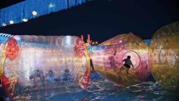Rodillos Inflables Del Agua Feria Diversión Noche Atracciones Acuáticas Luz — Vídeo de stock