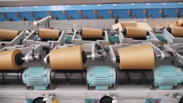 纺纱生产 纺织厂纱线的制作过程 螺纹生产 纺织厂设备 工厂机械是用棉线或毛线把卷筒或筒子绕回原处 — 图库视频影像