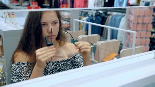 Compras Gafas Sol Centro Comercial Por Menor Chica Adolescente Mujer — Vídeos de Stock