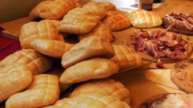Ev yapımı sosisler. Et. Sokak yemeği. Yakın plan. Dilimlenmiş jambon, salam ve cervelat sosis, pastırma ve diğer et ürünleri. İştah açıcı ve lezzetli. Ev yapımı tütsülenmiş et. Adil