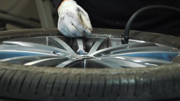 車のタイヤをポンピング ホイールの圧力維持 タイヤサービス 現代装置に付いているタイヤの付属品 高品質の4K映像 — ストック動画