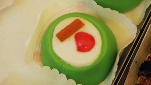 糖果店 烘焙产品 甜糕点 意大利传统甜糕点 甜甜的甜甜的甜点在糕点上陈列着 市场上的街头食品 — 图库视频影像