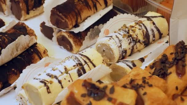 糖果店 烘焙产品 甜糕点 著名的西西里罐头 意大利饼干加糖 甜甜圈加奶油和糖粉 市场上的街头食品 — 图库视频影像