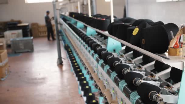 纱线的制作过程 螺纹生产 纺织厂设备 纺织厂纺纱生产 工厂机械是用棉线或毛线把卷筒或筒子绕回原处 — 图库视频影像