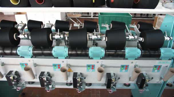 纺织厂纱线的制作过程 螺纹生产 纺纱生产 纺织厂设备 工厂机械是用棉线或毛线把卷筒或筒子绕回原处 — 图库视频影像