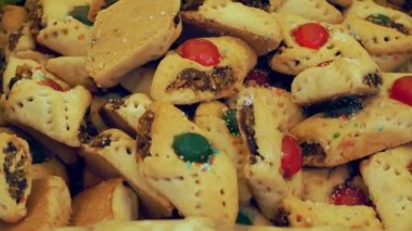 Şekerleme. Fırın ürünleri. Tatlı hamur işleri. Yakın plan. Meşhur Sicilya Cannoli 'si, şekerli İtalyan bisküvileri, kremalı donutlar ve pudra şekeri. Markette sokak yemeği. Pişirme. 