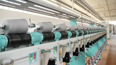 BELLA, İtalya, 5 Temmuz 2023 Tekstil Fabrikası. Dönen yapım. İplik üretimi. İplik yapma süreci. Tekstil fabrikası ekipmanı. Fabrika makineleri makaraları ya da bobinleri pamuk ya da