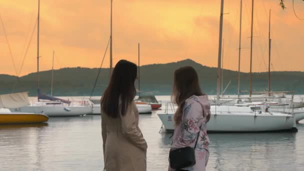 Pôr Sol Sobre Lago Nas Montanhas Duas Meninas Admiram Pôr — Vídeo de Stock