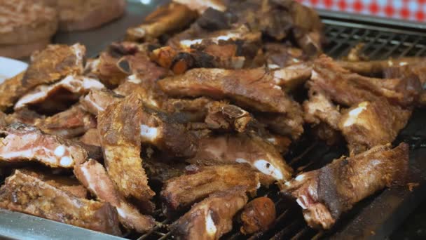 街头食物 Shashlik 炸排骨在绞刑架上煎肉 鸡肉沙地 烤各种烤肉 粮食市场 — 图库视频影像