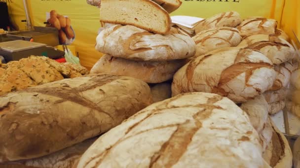 烘焙产品 街头食物 新鲜烤面包 面包店 泡芙糕点 不同填充物的羊角面包 食品节 户外烹调 新鲜的咖啡 自制的 — 图库视频影像