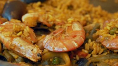 Deniz ürünleri. Yakın plan. Geleneksel İspanyol yemekleri. Midyeli paella, Kral karides ve mürekkep balığı. Mutfak, gastronomi, sokak yemekleri. Deniz ürünleri paella 'sı