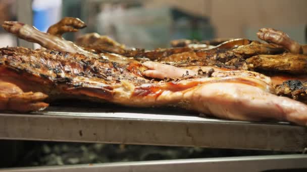 街头食物 刚准备好的幼猪尸体 用吐司烤过 烤肉生火 食品节 户外烹调 公平的 Shashlik 炸排骨食物 — 图库视频影像