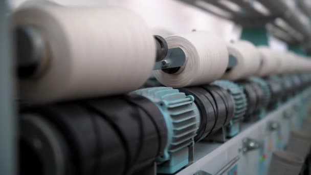 Крупногабаритные Катушки Нитки Оборудование Текстильной Фабрики Производство Нитей Текстильная Фабрика — стоковое видео