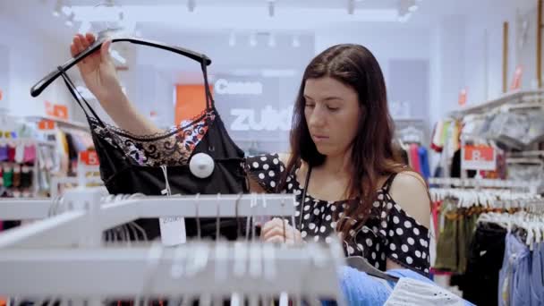 Nakupování Prodejní Sezóna Kupuje Šaty Mladá Žena Rozhodne Koupit Oblečení — Stock video