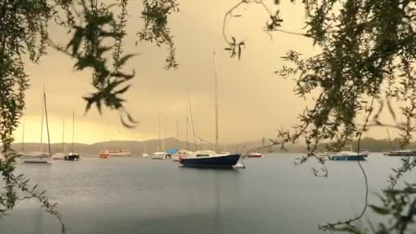 Lago Montagna Molti Piccoli Yacht Vela Barche Vela Sono Ormeggiati — Video Stock