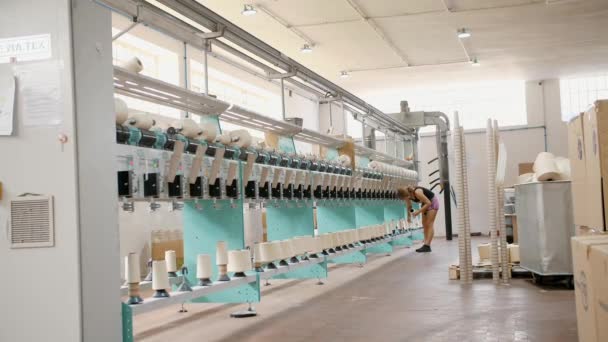 Biella Italien Juli 2023 Spinnerei Textilfabrik Verfahren Zur Garnherstellung Fadenproduktion — Stockvideo